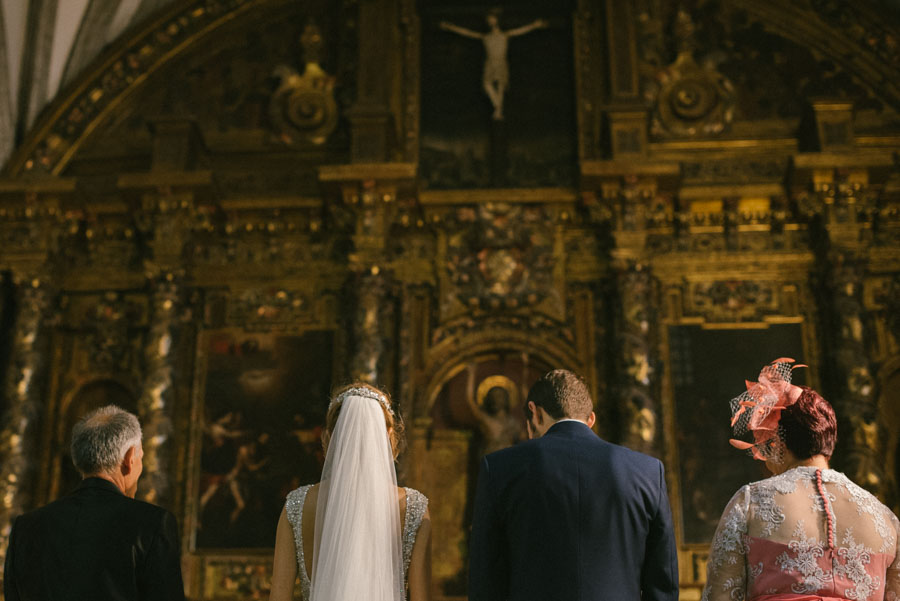 Novios casándose en el altar