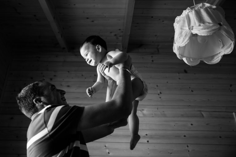 Fotografía de un padre con su bebé
